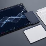 Illustration financière sobre présentant un tableau de bord boursier abstrait, une courbe de trésorerie lumineuse et des documents d’analyse vierges dans des tons bleu nuit et gris.